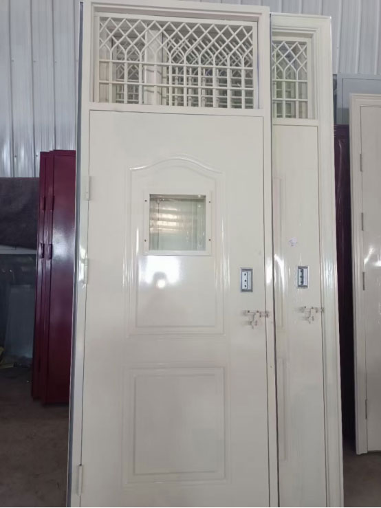 阿拉尔农场学校教室门