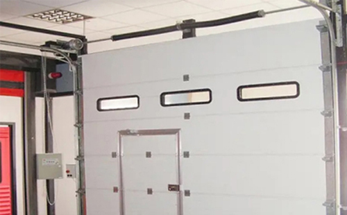 阿拉尔农场工业提升门的安装方法