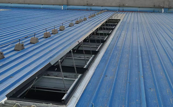 某城市大型商业综合体中庭阿拉尔农场排烟窗工程